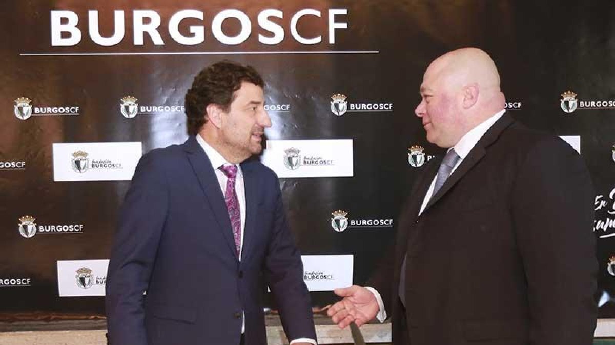 Jesús Martínez dialoga con Antonio Caselli antes de la presentación del nuevo proyecto blanquinegro.-SANTI OTERO