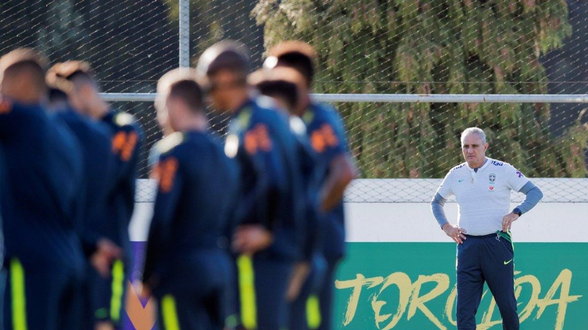 Tite observa a sus jugadores durante uno de los entrenamientos en Portugal.-EPA/LUSA