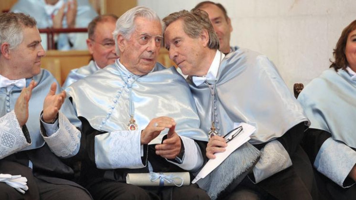 Mario Vargas Llosa e Iñaki Gabilondo, en el centro de la imagen, después de haber recibido el máximo reconocimiento que concede la Universidad. Junto a ellos sus padrinos.-ISRAEL L. MURILLO