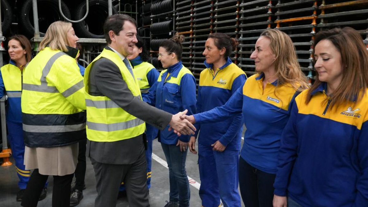 JUAN MIGUEL LOSTAU. 07/03/2023. VALLADOLID. COMUNIDAD DE CASTILLA Y LEÓN. EL PRESIDENTE DE LA JUNTA ALFONSO FERNÁNDEZ MAÑUECO VISITA LA FÁBRICA MICHELÍN CON LA PRESIDENTA DE ESPAÑA Y PORTUGAL MARI PAZ ROBINA ROSAT. ACTO DÍA INTERNACIONAL DE LA MUJER 8 DE MARZO.
