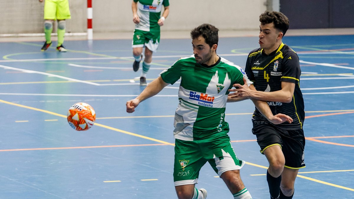 Imagen del encuentro que enfrento a los castellanos con el O Parrulo B en el polideportivo burgalés. SANTI OTERO