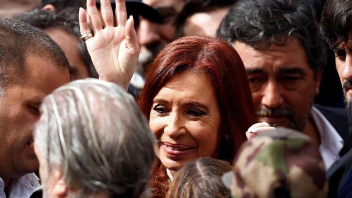 Cristina Fernández de Kirchner, a la salida de los juzgados donde fue a declarar, el 13 de abril, en Buenos Aires.-REUTERS / MARCOS BRINDICCI