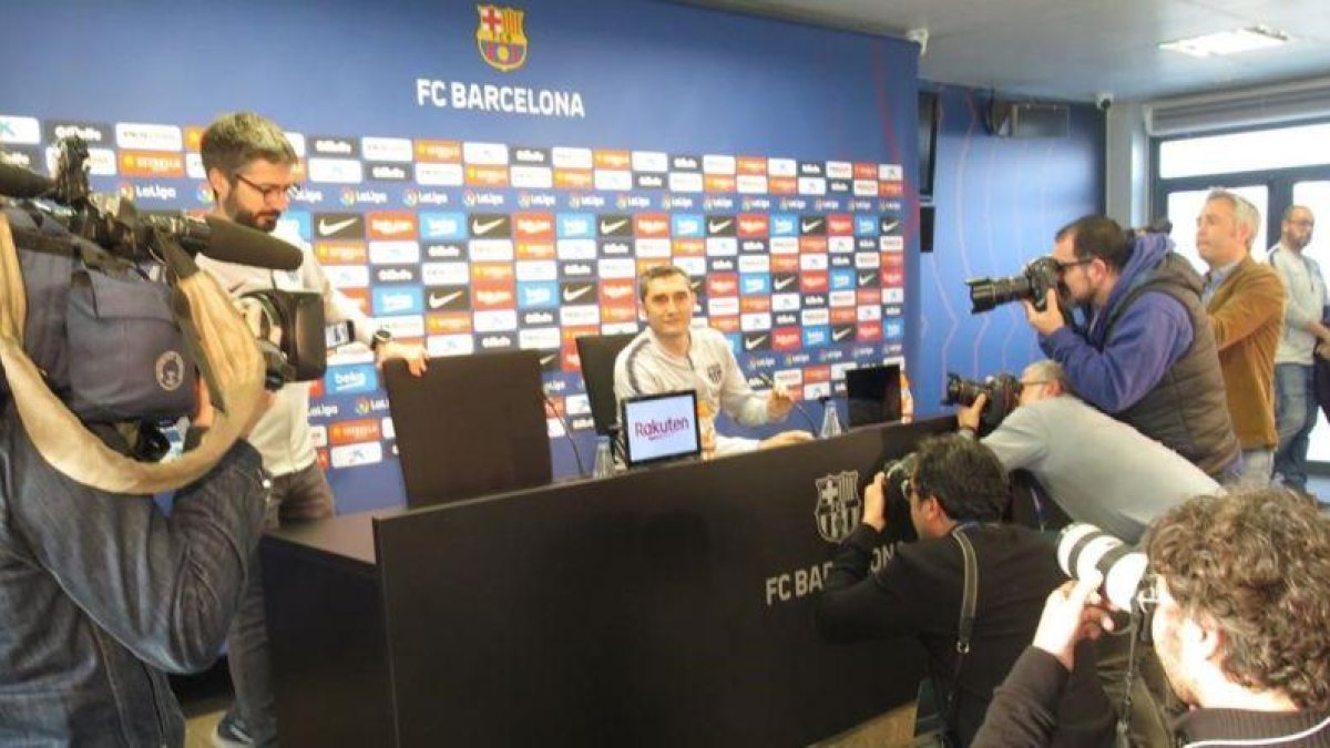 Ernesto Valverde se acomoda, hoy, ante una nube de fotógrafos y cámaras en la Joan Gamper.-EMILIO PÉREZ DE ROZAS