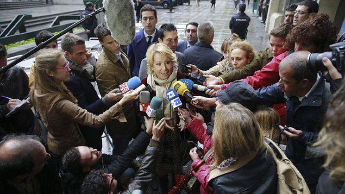 Esperanza Aguirre habla con los medios de comunicación.-Foto: ZIPI / EFE