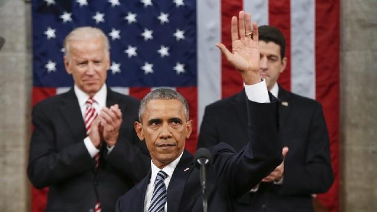 Obama saluda tras pronunciar su último discurso del estado de la unión, este martes en el Capitolio.-EFE / EVAN VUCCI