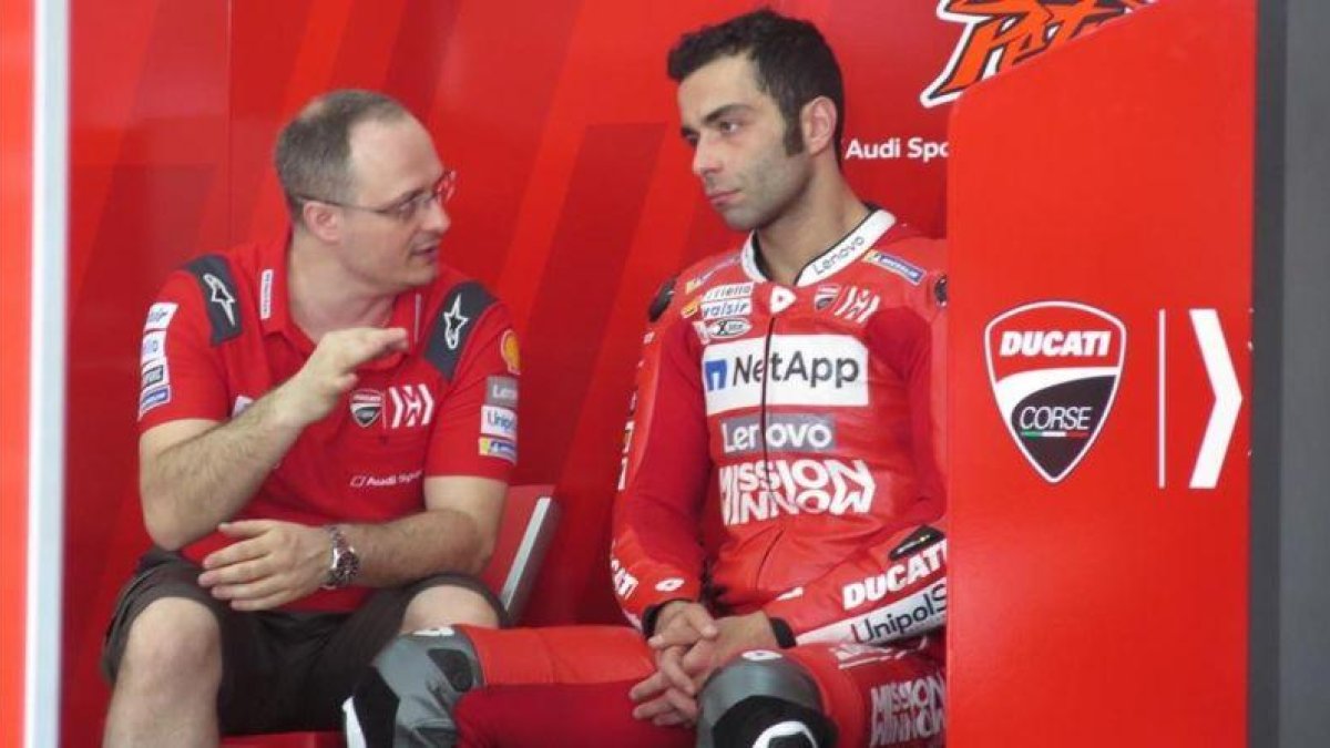 El italiano Danilo Petrucci (Ducati), que hoy ha mejorado el récord de Jorge Lorenzo en Malasia, conversa con uno de sus técnicos.-EMILIO PÉREZ DE ROZAS
