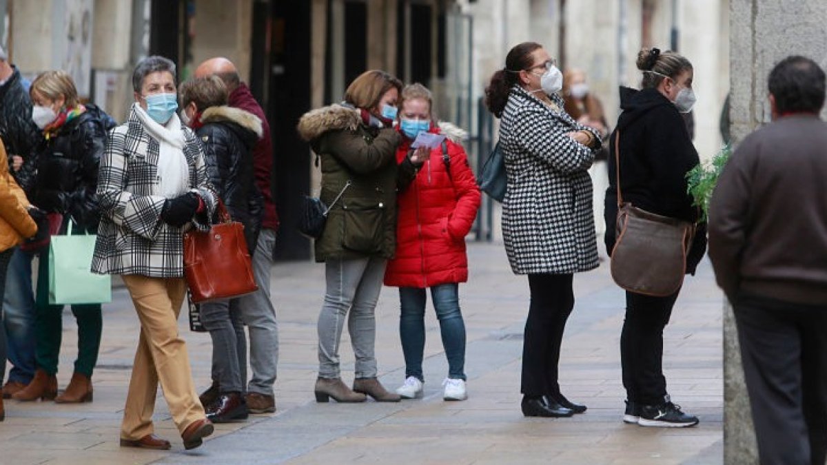 Personas haciendo cola en una calle de Burgos. R. OCHOA