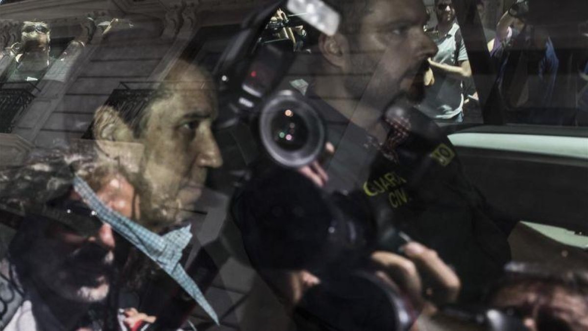 Zaplana abandona detenido su domicilio tras asistir al registro del mismo-MIGUEL LORENZO