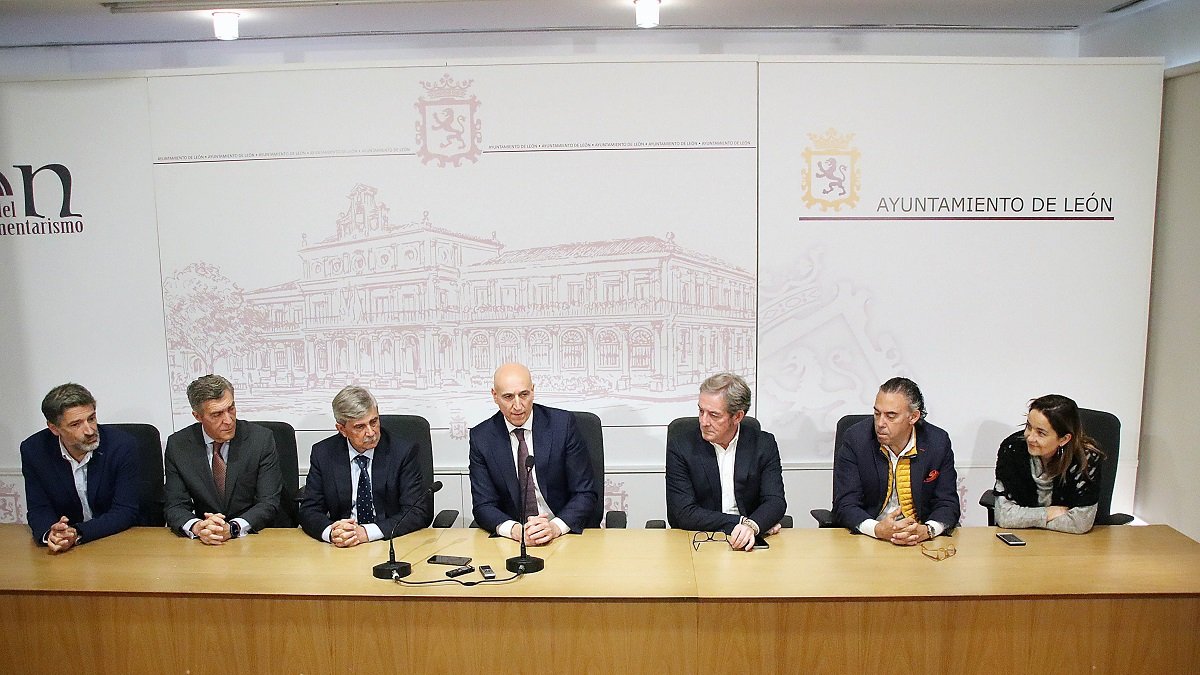 El alcalde de Le?n, Jos? Antonio D?ez, con el presidente de la FELE, Javier Cepedano, el rector de la ULE, Juan Francisco Garc?a Mar?n, y el presidente del CEL, Julio C?sar ?lvarez