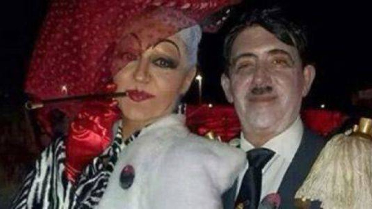 El concejal de Agricultura y Pesca de Gandía, Toni Rodríguez, disfrazado de Hitler posando con Pilar Gavilá.-