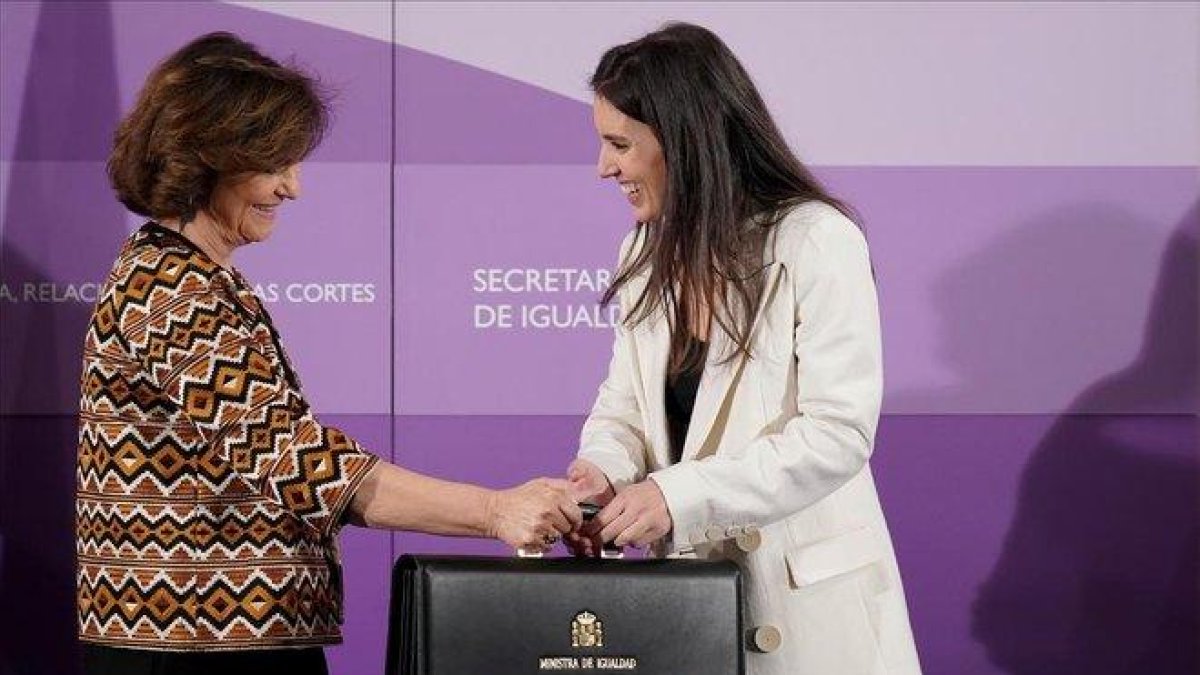 Irene Montero, la ministra de Igualdad, en el intercambio de carteras con Carmen Calvo, la anterior ministra del ramo.-JOSÉ LUIS ROCA