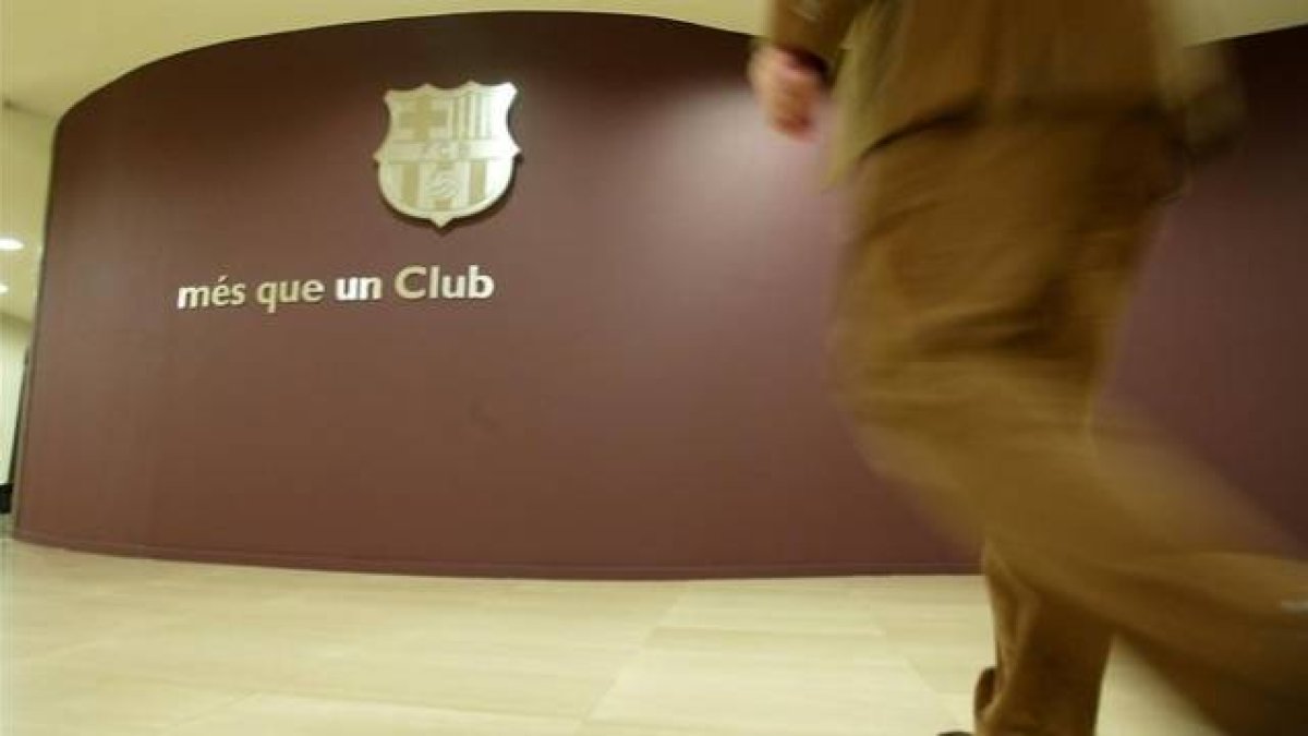Imagen del escudo que preside la entrada a las oficinas del Barça-Foto: JORDI COTRINA