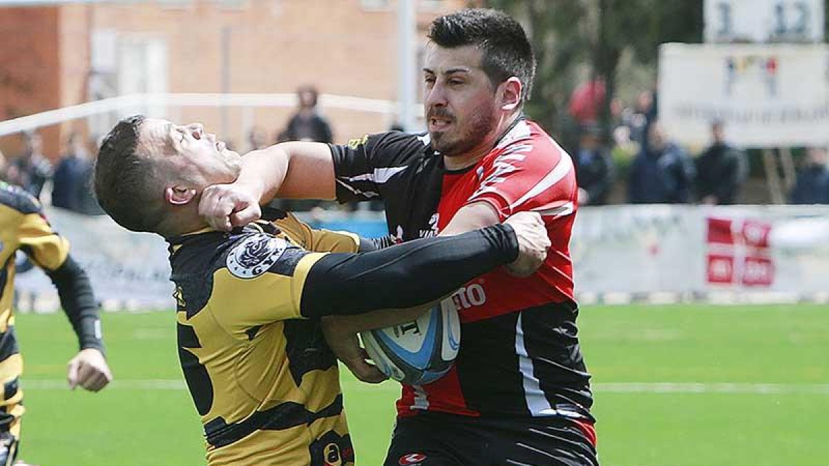 David Martín frena el ataque del Zarautz en un partido del pasado play off de ascenso.-SANTI OTERO