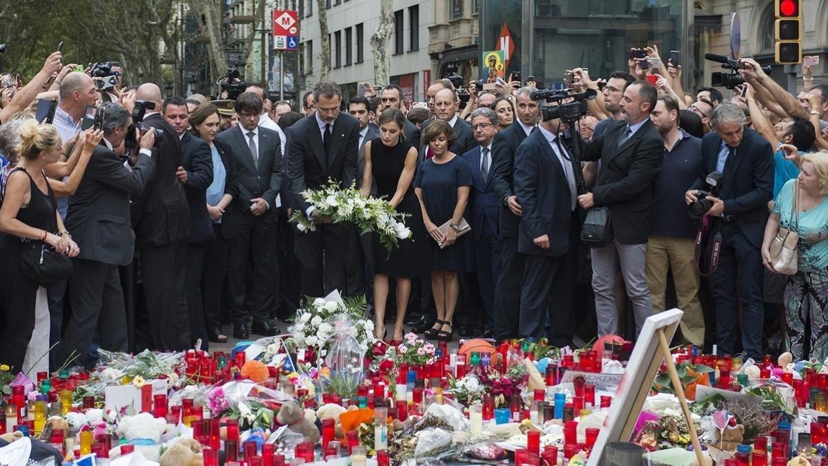 Los Reyes hacen una ofrenda de flores en las Ramblas, dos días después del atentado, el 19 de agosto del 2017.-JORDI COTRINA