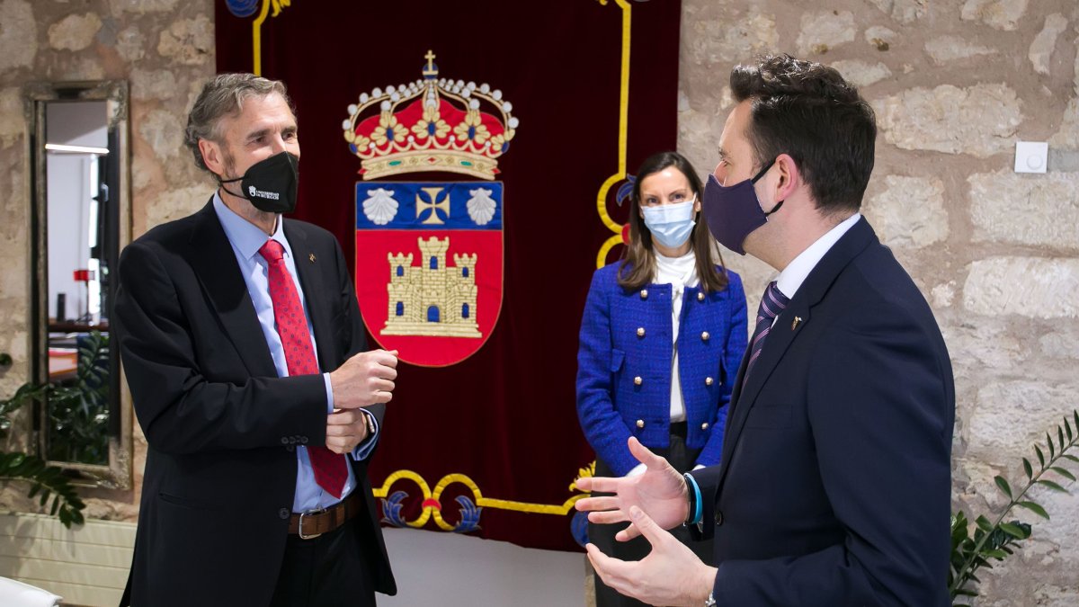 Imagen de la reunión del rector de la UBU con el alcalde de Burgos. TOMÁS ALONSO