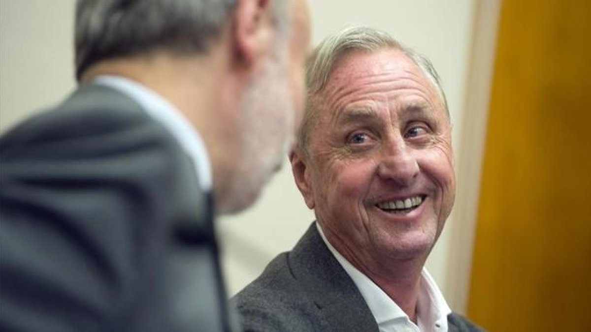 Cruyff sonríe durante la presentación de un acuerdo entre la UAB y su fundación el pasado mes de noviembre.-JORDI COTRINA