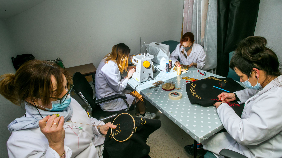 El taller de costura, en el Teatro Clunia, es una de las iniciativas incluidas en los Programas Mixtos de Formación y Empleo. TOMÁS ALONSO