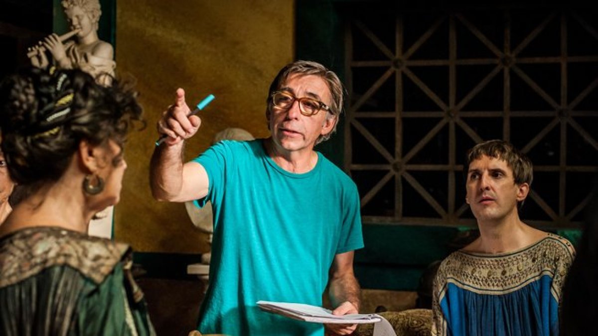 Pepón Montero (de pie), durante el rodaje de una escena con Julián López.-MOVISTAR+