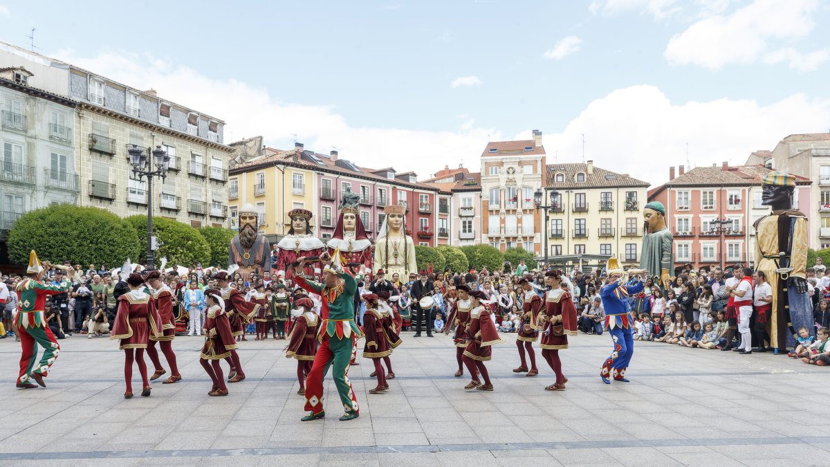 Danzantes y tetines en plena representación con los Gigantones y cientos de burgaleses de testigo. SANTI OTERO