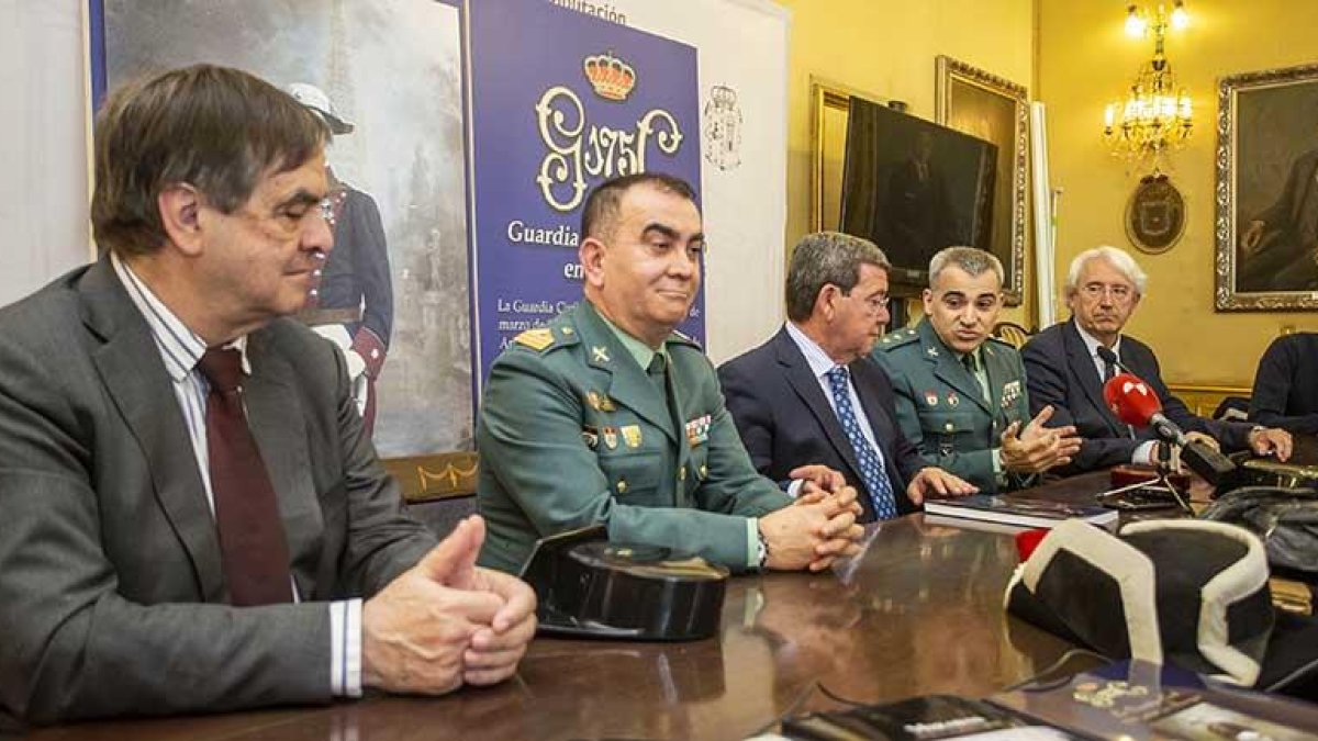 En la presentación de ayer participaron algunos de los autores del libro.-S. O.