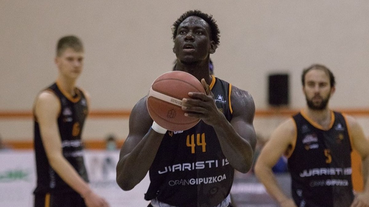 Thiam lanza a canasta. CB TIZONA