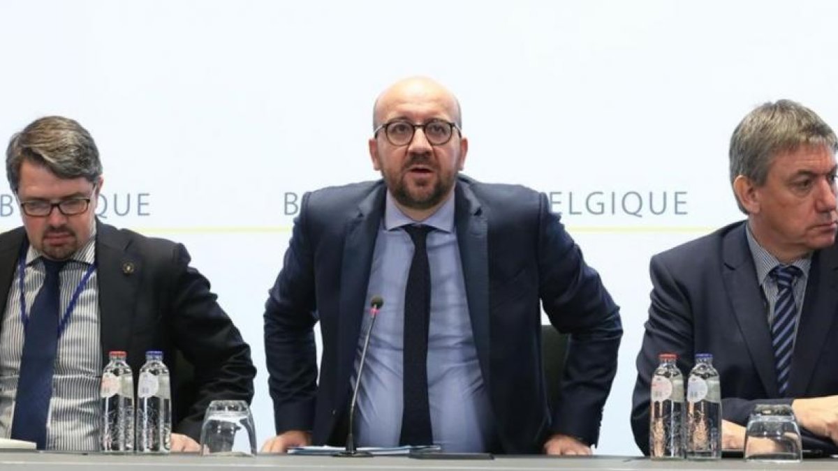 El primer ministro belga, Charles Michel, en el centro, en su comparecencia tras los atentados en Bruselas.-AFP