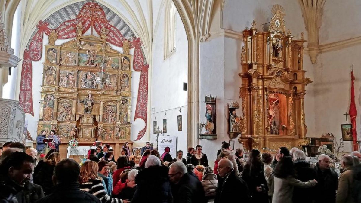 La alegría de los vecinos de Quintanilla de Riofresno y los mecenas de la campaña de restauración ‘calentó’ la iglesia del pueblo en la jornada de ayer. DARÍO GONZALO