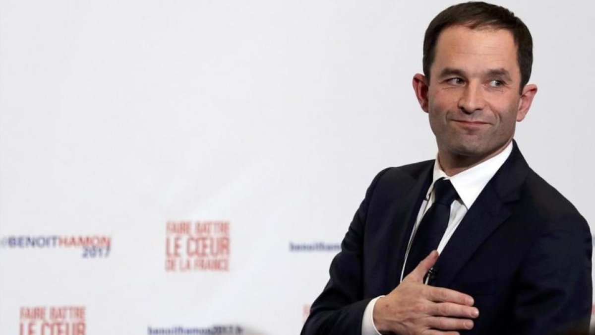 Benoit Hamon tras conocer los primeros resultados que le han dado la victoria en las primarias del Partido Socialista francés-REUTERS