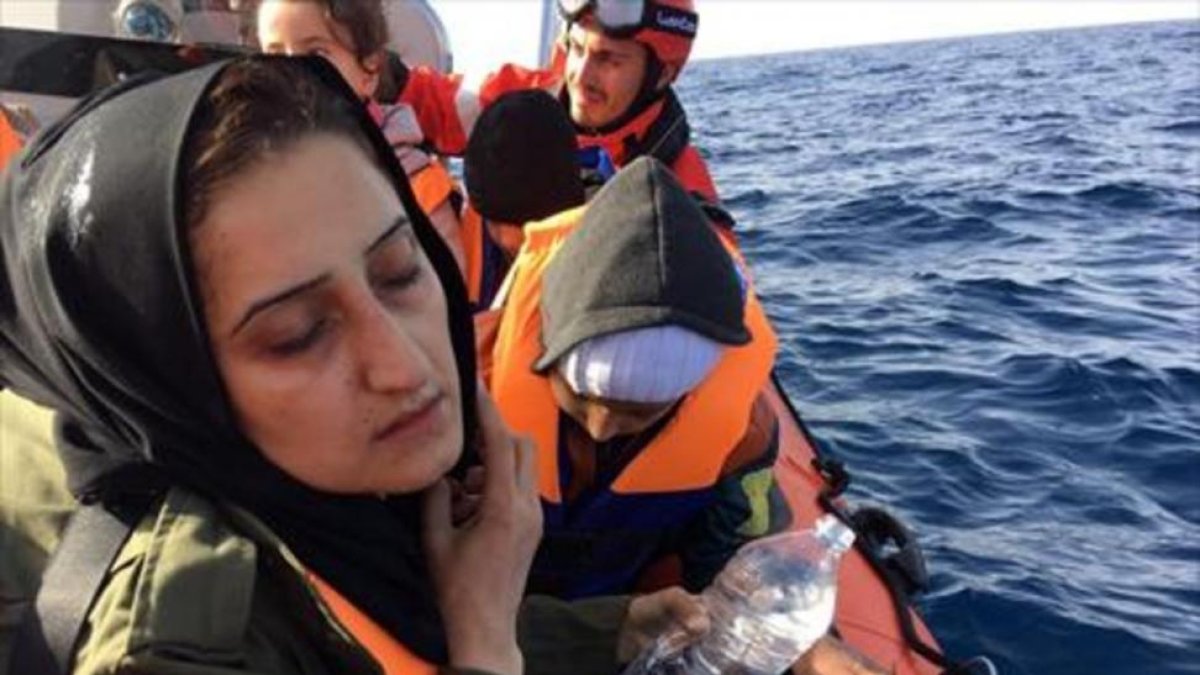 Una madre llora rodeada de sus hijos en una barca de rescate de Open Arms.-MONTSE MARTÍNEZ