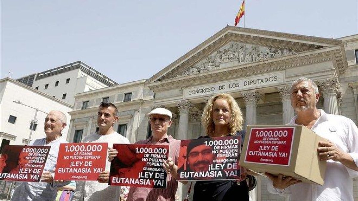 Activistas y familiares de enfermos en la entrega de más de un millón de firmas a favor de despenalizar la eutanasia en el Congreso, el pasado mes de junio-DAVID CASTRO