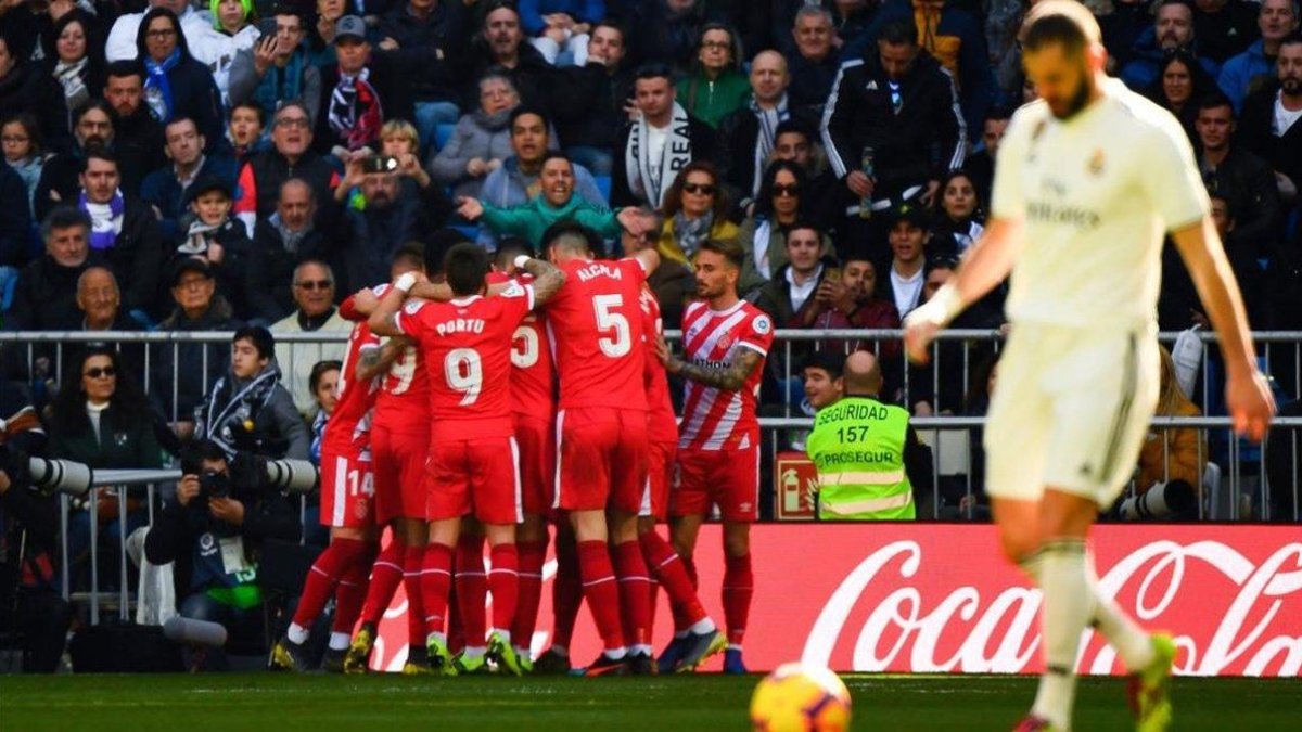 El Girona celebra uno de sus goles en el Bernabéu.-GABRIEL BOUYS
