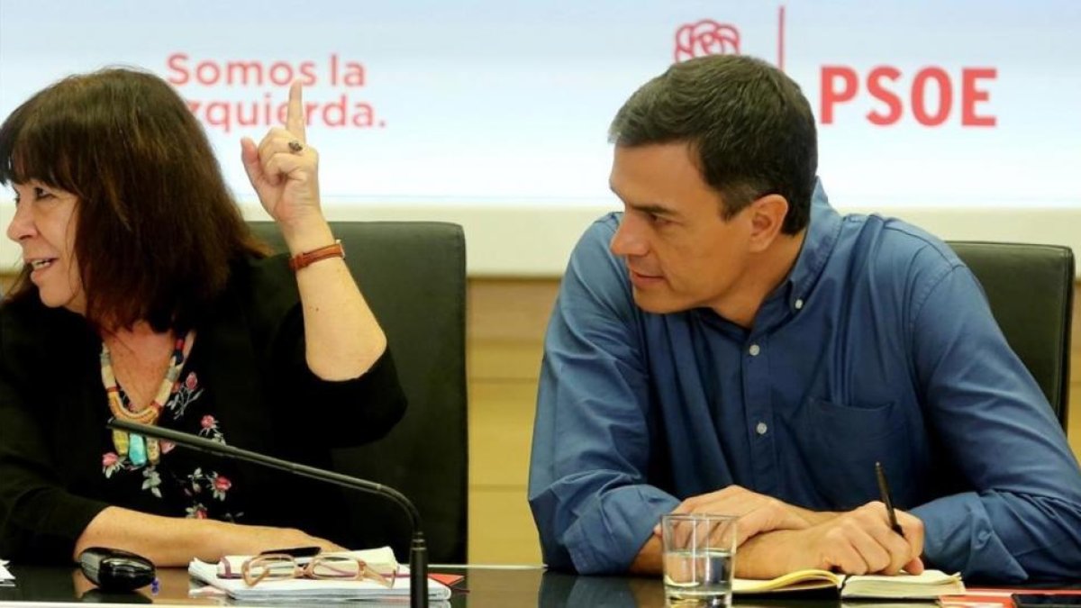 Cristina Narbona y Pedro Sánchez, el pasado 24 de julio en la sede del PSOE.-JUAN MANUEL PRATS