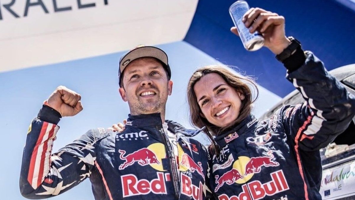 Cristina Gutiérrez celebra el triunfo junto a su copiloto, François Cazalet. RED BULL JUNIOR TEAM