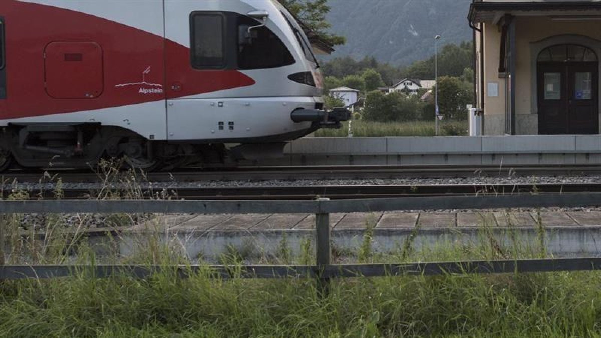 Imagen de la estación de tren de Salez-Sennwald, donde un hombre atacó antes de ayer a otros pasajeros en un tren suizo.-EFE