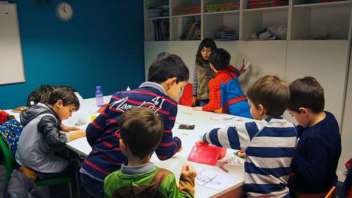 Actividades, interacción, comunicación y juego, bases de la metodología para el aprendizaje del idioma.-ECB