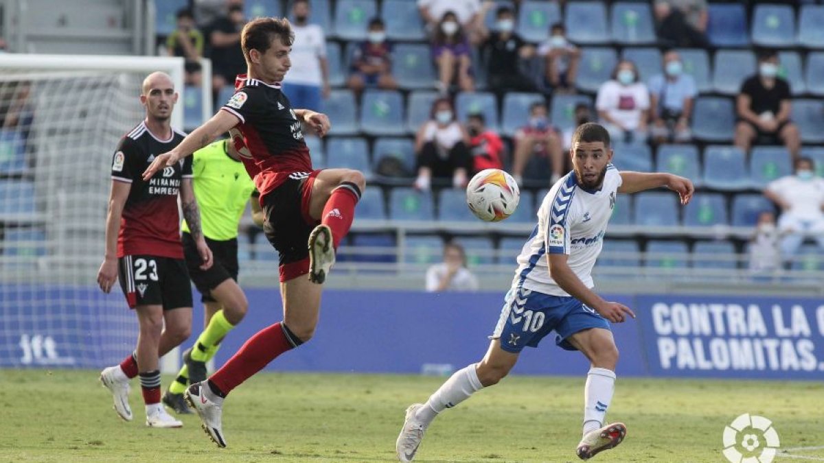 Capellini despeja el balón. LALIGA