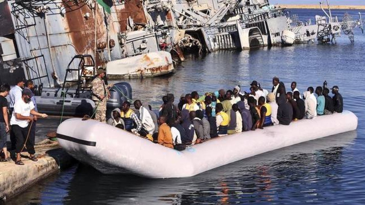 Refugiados rescatados por guardias costeros libios a su llegada al puerto de Trípoli, el pasado 29 de septiembre.-