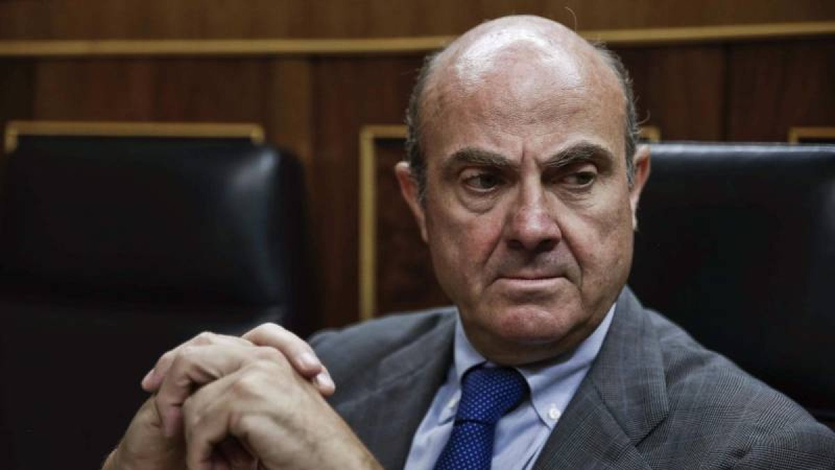 El ministro de Economía, Luis de Guindos, durante el pleno del Congreso de hoy.-Foto: EFE/ EMILIO NARANJO