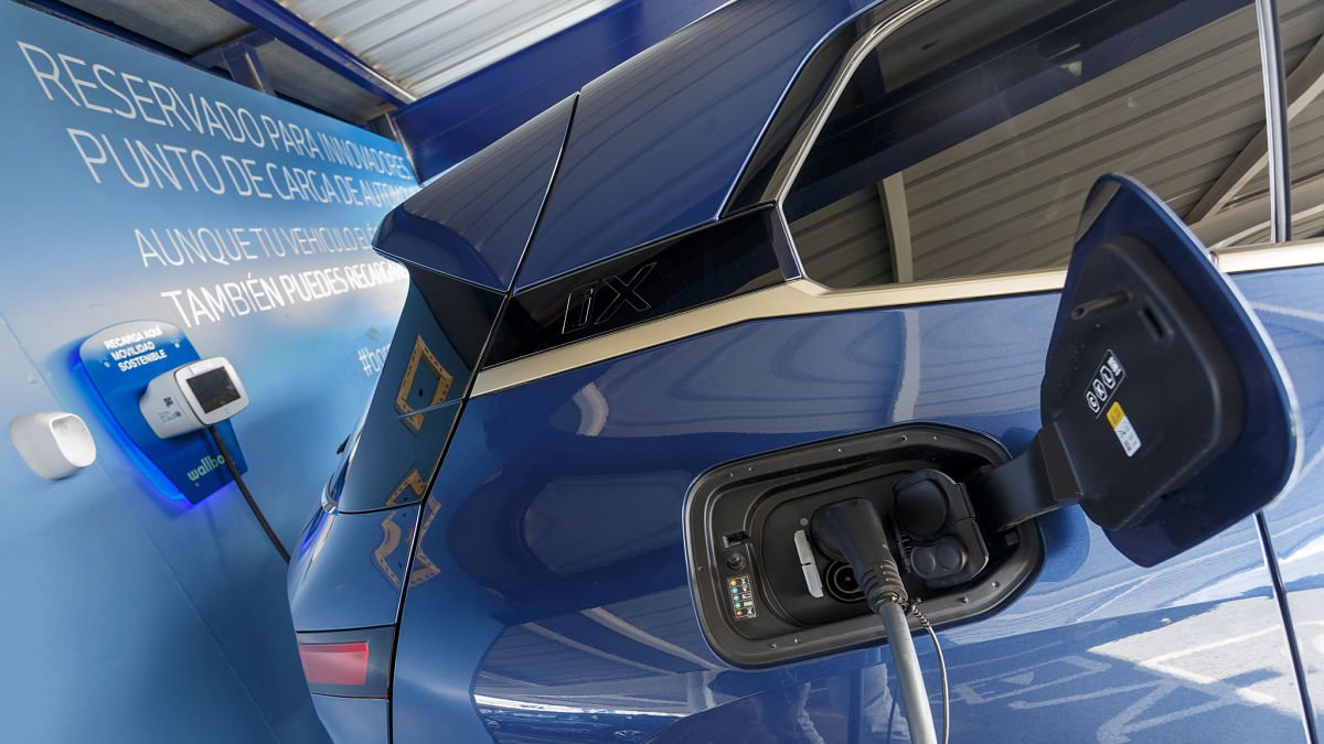 Un BMW conectado en el punto de recarga de Burgocar en el centro comercial Parque Burgos. SANTI OTERO