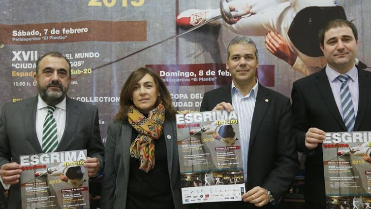 Alfonso Ruiz, Blanca González, Daniel Bravo y Carlos Zayas antes de la comparecencia de prensa con el cartel de la prueba burgalesa.-RAÚL G. OCHOA
