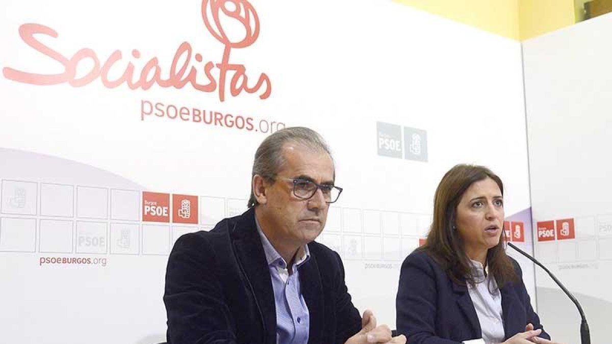 Luis Briones y Esther Peña, durante la rueda de prensa de ayer.-ICAL