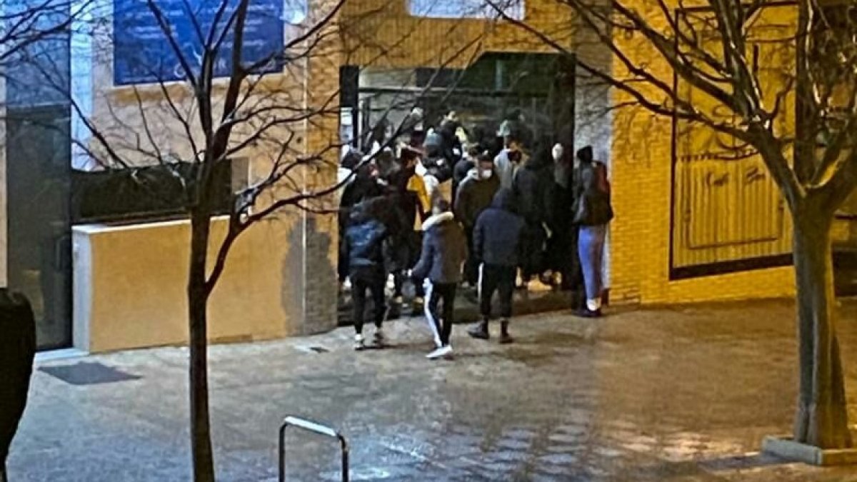 Un numeroso grupo de jóvenes entra a un portal de la zona, donde Vox denuncia que se cuelan en los garajes. ECB