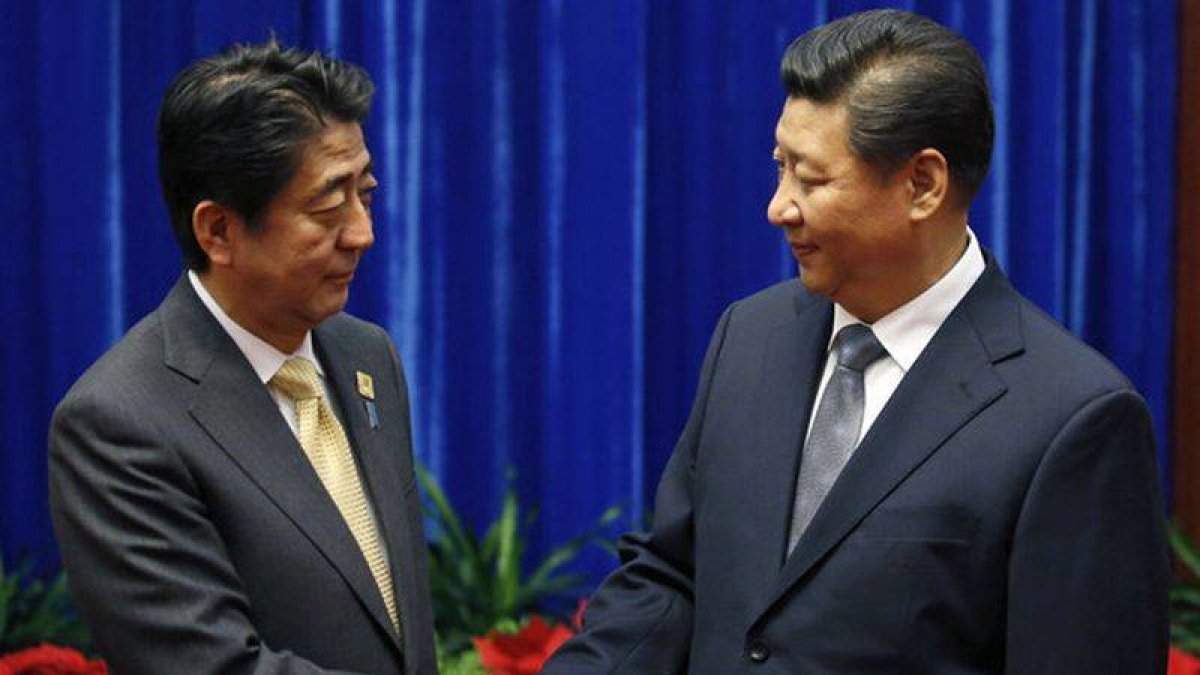 El primer ministro de Japón, Shinzo Abe (izquierda),y el presidente de China, Xi Jinping, se saludan, este lunes en Pekín.-Foto: AP / KIM KYUNG-HOON