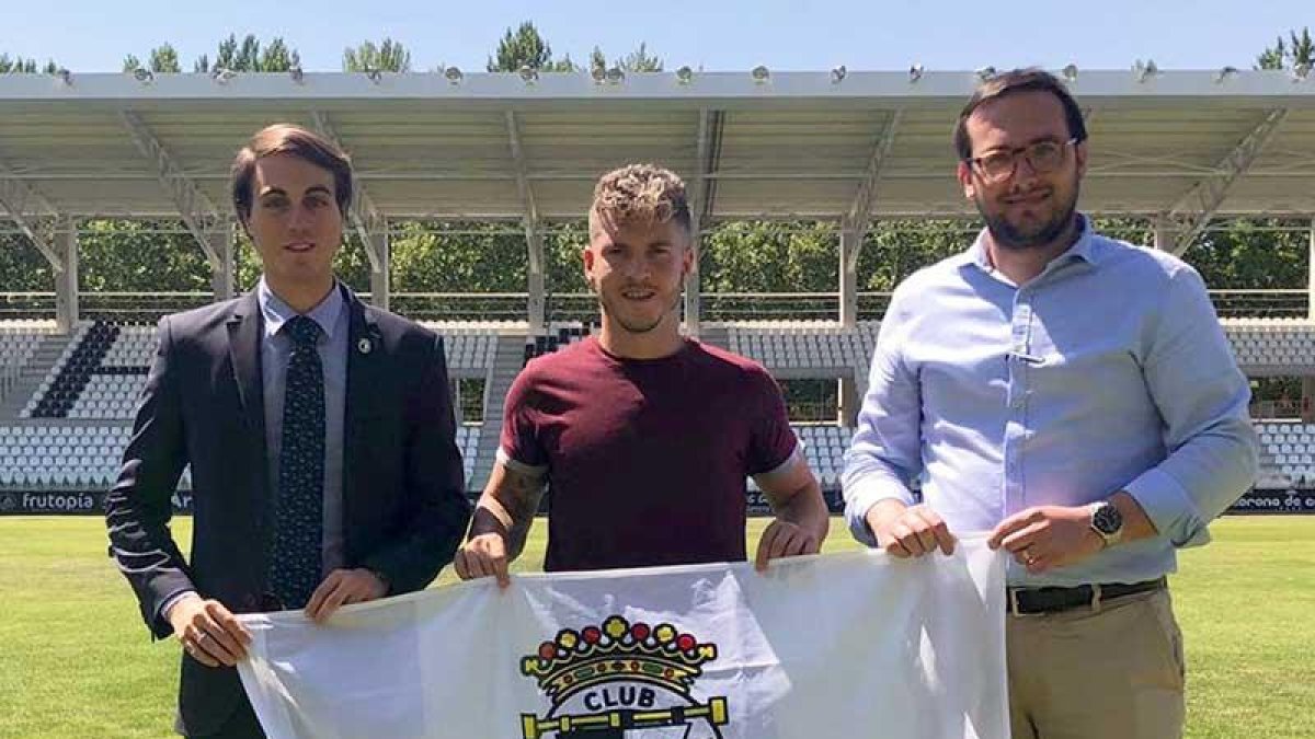 JUanma posó ayer junto a FRanco Caselli y Luis Belli.-@BURGOSCF