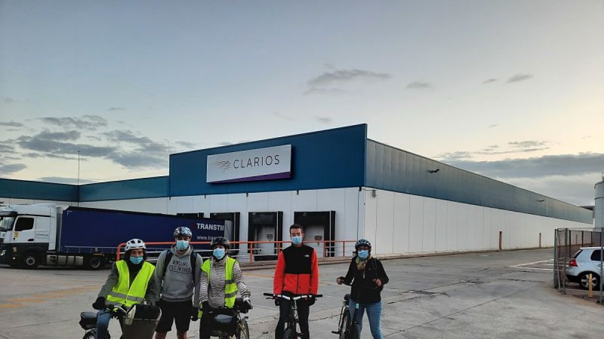 Varios trabajadores llegando a Villalonquéjar en bici a primera hora de la mañana. ECB