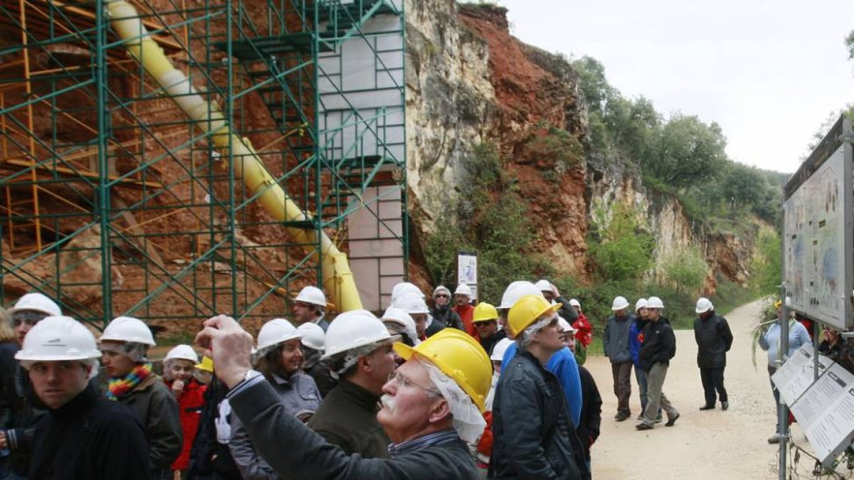 Un grupo de turistas pasea por la Trinchera del Ferrocarril en la visita a Atapuerca, antes de la covid.