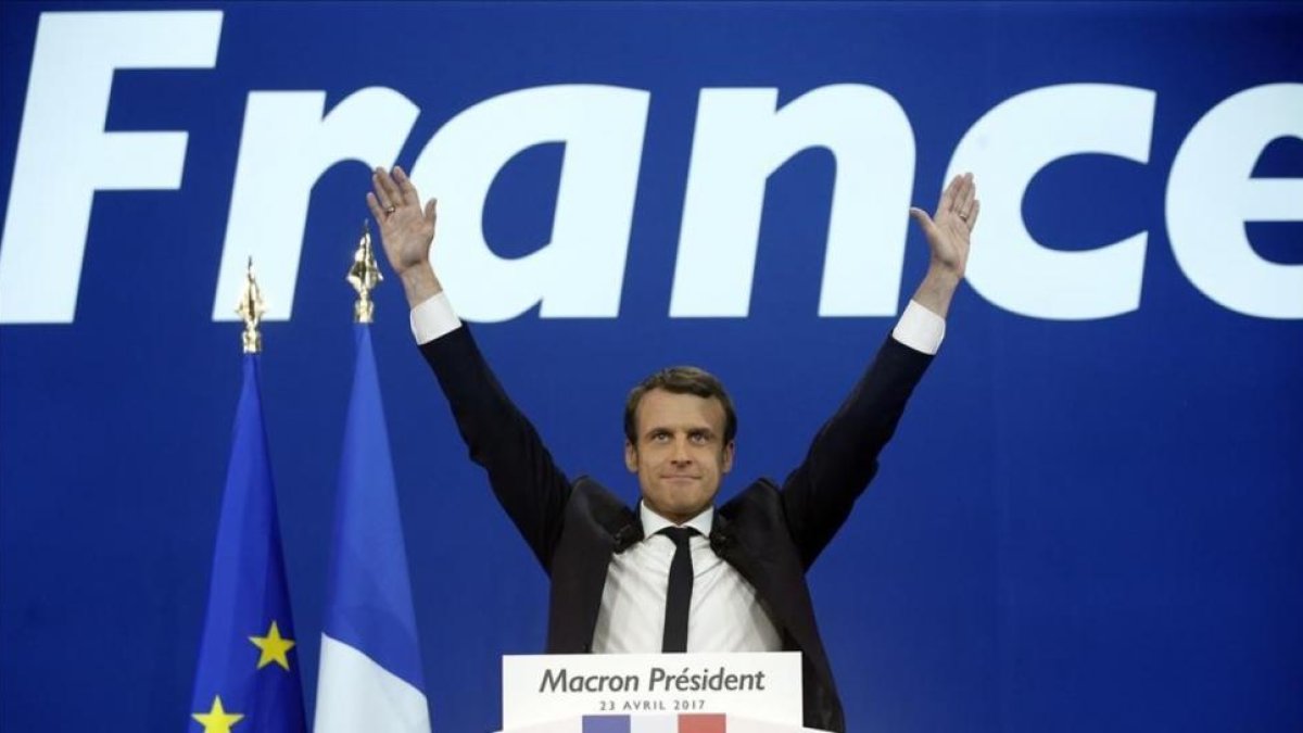 Emmanuel Macron saluda a sus seguidores tras conocer los resultados.-THIBAULT CAMUS