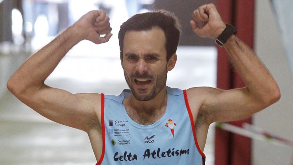 Requejo celebra su victoria en la IMaratón Burgos. SANTIOTERO-SANTI OTERO