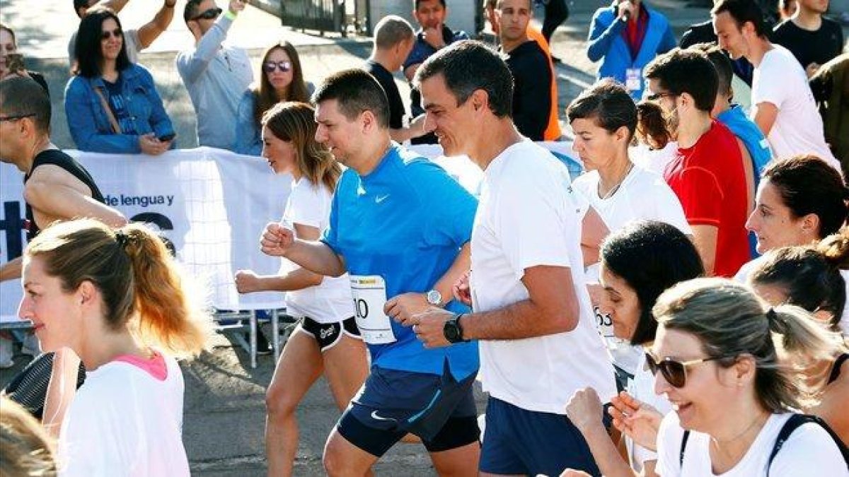 Pedro Sánchez, durante la carrera por el centro de Madrid.-JUAN MEDINA (REUTERS)