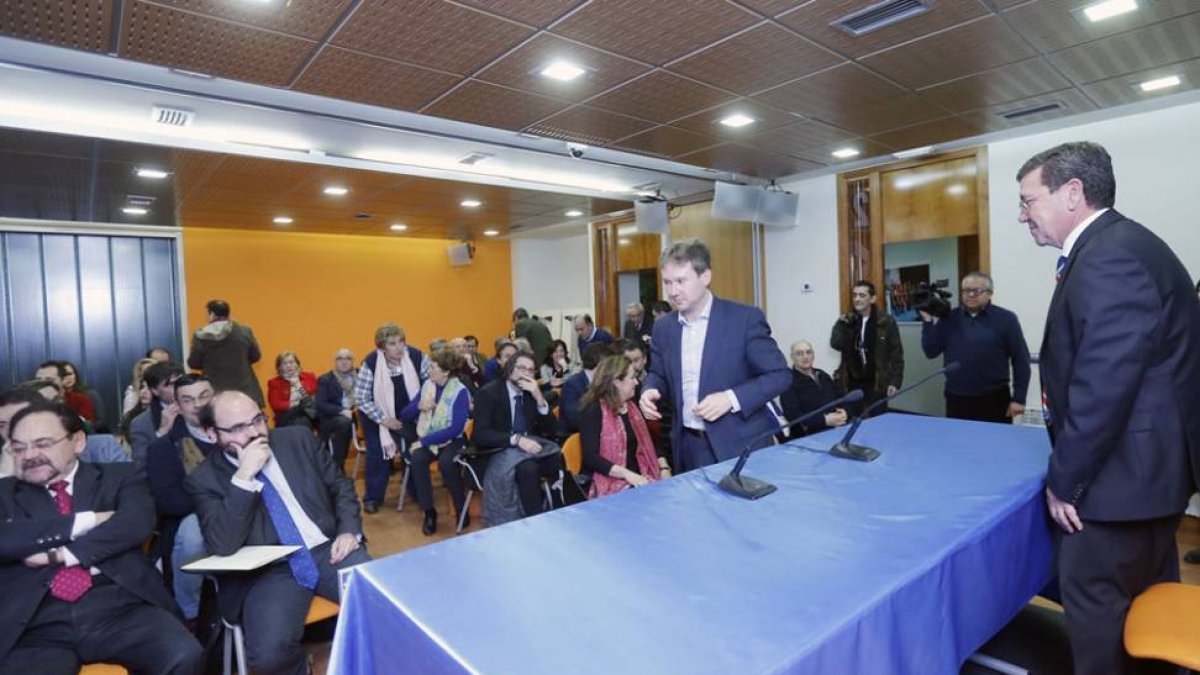 Tras la reunión del comité electoral provincial, el PP convocó junta directiva extraordinaria.-RAÚL G. OCHOA
